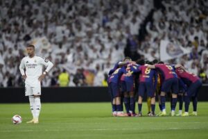 La Liga 2024/25: Kylian Mbappe (kiri) jelang kick-off laga El Clasico Real Madrid vs Barcelona di pekan 11 (c) AP Photo/Bernat Armangue
