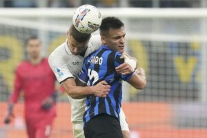 Serie A 2024/25: Lautaro Martinez (depan) vs Alessandro Buongiorno dalam laga Inter vs Napoli di pekan ke-12 (c) AP Photo/Luca Bruno
