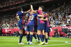 Para pemain Barcelona merayakan gol dalam laga final Copa del Rey melawan Real Madrid di Estadio de La Cartuja, Minggu (27/4/2025) dini hari WIB. (c) AP Photo/Jose Breton