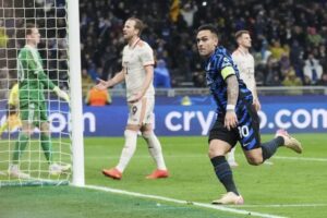 Penyerang Inter Milan Lautaro Martinez merayakan gol dalam laga leg kedua perempat final Liga Champions melawan Bayern Munchen, Kamis (17/4/2025) dini hari WIB. (c) AP Photo/Luca Bruno