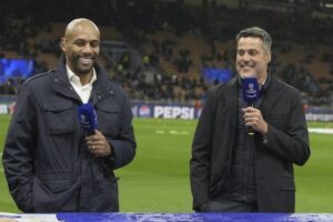 Julio Cesar (kanan) dan Maicon saat wawancara jelang laga leg kedua perempat final Liga Champions antara Inter Milan vs Bayern Munchen. (c) AP Photo/Luca Bruno