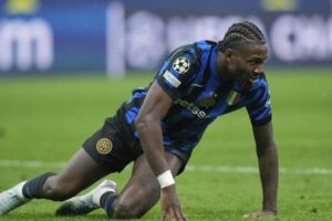 Reaksi striker Inter Milan Marcus Thuram, setelah gagal memanfaatkan peluang emas dalam laga leg kedua perempat final Liga Champions melawan Bayern Munchen. (c) AP Photo/Luca Bruno