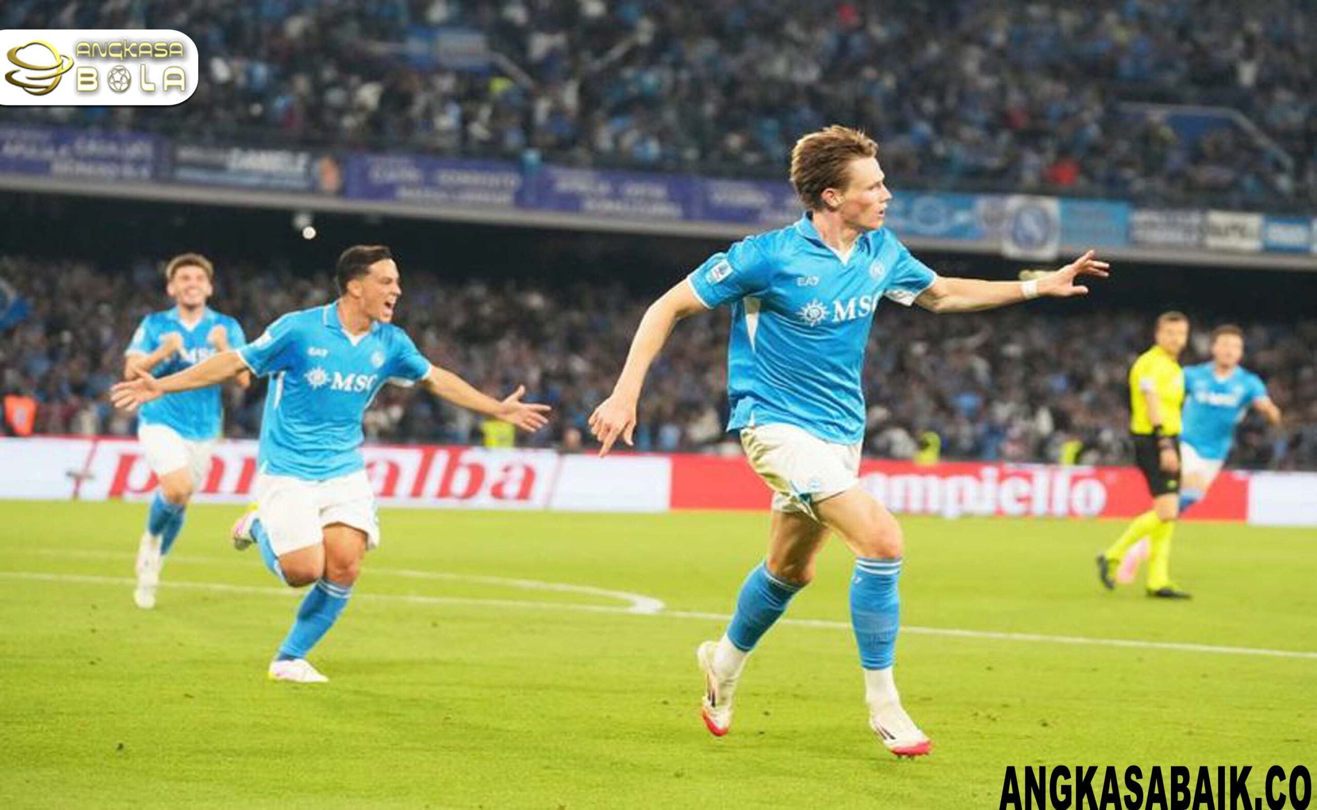 Pemain Napoli Scott McTominay merayakan gol pembuka dalam laga Serie A kontra Cagliari di Stadion Diego Maradona, Sabtu (24/5/2025). (c) AP Photo/Gregorio Borgia