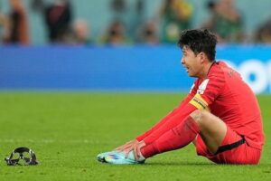 Tangis bahagia Son Heung-min usai Korea Selatan dipastikan melangkah ke babak 16 besar Piala Dunia 2022 (c) AP Photo/Ariel Schalit