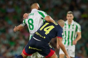 Duel antarpemain di laga Real Betis vs Girona, La Liga 2024/2025 (c) Real Betis Official