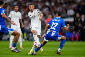 Aksi Kylian Mbappe dalam laga La Liga antara Real Madrid vs Deportivo Alaves, Rabu (25/9/2024). (c) AP Photo/Manu Fernandez