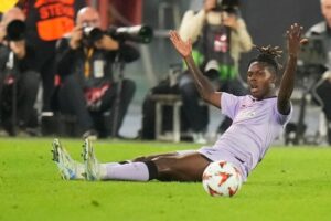 Ekspresi Nico Williams dalam laga Liga Europa antara AS Roma vs Athletic Bilbao, Jumat (27/9/2024). (c) AP Photo/Alessandra Tarantino