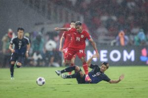 Hidemasa Morita mencoba merebut bola dari kaki Yakob Sayuri di laga Timnas Indonesia vs Timnas Jepang (c) Bola.net/Bagaskara Lazuardi