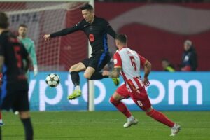 Aksi Robert Lewandowski dalam laga Liga Champions antara Red Star Belgrade vs Barcelona, Kamis (7/11/2024). (c) AP Photo/Darko Vojinovic
