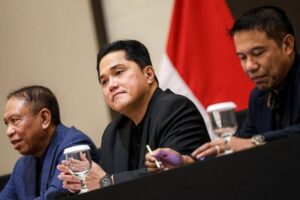Ketua PSSI, Erick Thohir (tengah), dalam konferensi pers Perkembangan Timnas Indonesia (c) Bola.net/Bagaskara Lazuardi