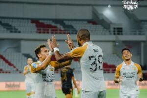 Alex Martins (kanan) merayakan golnya bersama Egy Maulana Vikri di laga PSIS Semarang vs Dewa United, Senin (03/2/2025). (c) Dok. Dewa United X