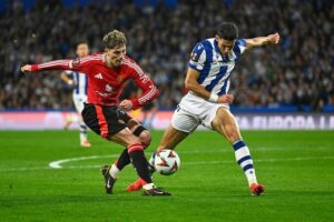 Aksi Alejandro Garnacho dalam laga Liga Europa antara Real Sociedad vs Manchester United, Jumat (7/3/2025). (c) AP Photo/Miguel Oses