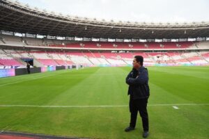 Ketum PSSI, Erick Thohir, menginspeksi SUGBK jelang duel Indonesia vs Bahrain, Minggu (23/03/2025). (c) Dok. Instagram/@erickthohir