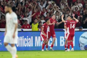 Selebrasi Ole Romeny bersama pemain Timnas Indonesia setelah mencetak gol ke gawang Bahrain, 25 Maret 2025. (c) AP Photo/Tatan Syuflana
