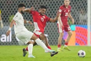 Aksi Ricky Kambuaya dalam laga Timnas Indonesia vs Bahrain, Selasa (25/3/2025). (c) AP Photo/Tatan Syuflana