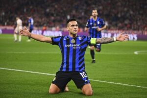 Selebrasi penyerang Inter Milan, Lautaro Martinez usai mencetak gol ke gawang Bayern Munchen di leg I perempat final Liga Champions 2024-2025. (c) Tom Weller/dpa via AP