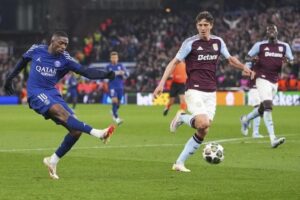 Ousmane Dembele (kiri) berusaha mencetak gol dalam laga leg kedua perempat final Liga Champions antara Aston Villa vs PSG di Stadion Villa Park, Rabu (16/4/2025) dini hari WIB. (c) AP Photo/Kirsty Wigglesworth