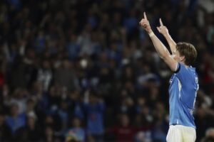 Gelandang Napoli Scott McTominay merayakan gol ke gawang Torino dalam laga Serie A, Senin (28/4/2025) dini hari WIB. (c) Alessandro Garofalo/LaPresse via AP