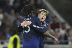 Leny Yoro merayakan golnya ke gawang Lyon bersama Alejandro Garnacho (c) AP Photo/Thibault Camus