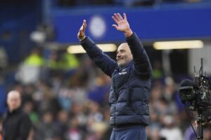 Pelatih Chelsea, Enzo Maresca menyapa suporter The Blues setelah mengalahkan Liverpool 3-1 di Stamford Bridge. (c) AP Photo/Kin Cheung