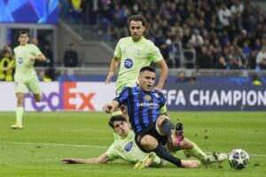Momen penyerang Inter Milan, Lautaro Martinez (kanan) dilanggar bek Barcelona, Pau Cubarsi di kotak penalti pada leg 2 semifinal Liga Champions 2024-2025. (c) AP Photo/Luca Bruno
