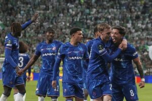 Selebrasi pemain Chelsea merayakan gol Enzo Fernandez (paling kanan) di final Liga Konferensi Eropa melawan Real Betis, di Wroclaw, Polandia. (c) AP Photo/Czarek Sokolowski