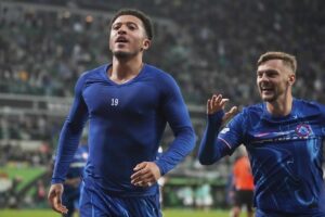 Selebrasi Jadon Sancho (kiri) setelah mencetak gol ke gawang Real Betis di final UEFA Conference League, 29 Mei 2025. (c) AP Photo/Czarek Sokolowski