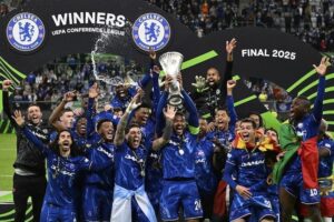 Kapten Chelsea, Reece James mengangkat trofi Liga Konferensi Eropa setelah mengalahkan Real Betis di final. (c) AP Photo/Denes Erdos