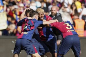 Skuad Barcelona merayakan gol Lamine Yamal di El Clasico, Minggu (11/5/2025) (c) AP Photo/Joan Monfort