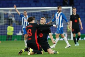 Para pemain Barcelona merayakan kemenangan atas Espanyol di La Liga 2024/2025, Jumat (16/5/2025) dini hari WIB. (c) AP Photo/Joan Monfort