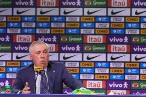 Pelatih Brasil, Carlo Ancelotti dalam sesi konferensi pers saat pengumuman skuad Selecao. (c) AP Photo/Silvia Izquierdo