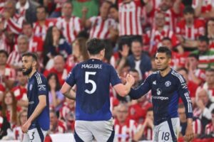 Casemiro merayakan gol dalam laga Athletic Bilbao vs Manchester United di leg pertama semifinal Liga Europa 2024/2025, Jumat (2/5/2025) dini hari WIB. (c) AP Photo/Miguel Oses