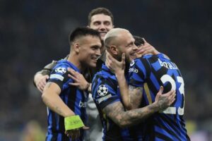 Para pemain Inter Milan merayakan kemenangan atas Barcelona di leg kedua semifinal Liga Champions 2024/2025, Rabu (7/5/2025) dini hari WIB. (c) AP Photo/Luca Bruno