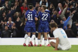 Skuad Chelsea merayakan gol Kiernan Dewsbury-Hall ke gawang Djurgarden, Jumat (09/05/2025) dini hari WIB. (c) AP Photo/Ian Walton