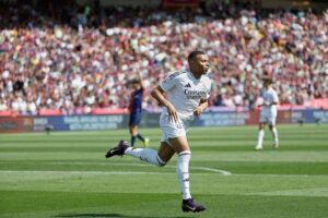 Selebrasi Kylian Mbappe dalam laga La Liga bertajuk El Clasico antara Barcelona vs Real Madrid, Minggu (11/5/2025). (c) AP Photo/Joan Monfort