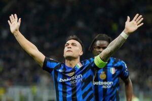Selebrasi Lautaro Martinez dalam laga semifinal Liga Champions antara Inter Milan vs Barcelona, Rabu (7/5/2025). (c) AP Photo/Luca Bruno