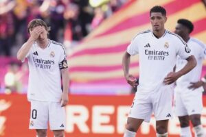 Skuad Real Madrid tertunduk lesu usai dibobol Barcelona, Minggu (11/5/2025) (c) AP Photo/Jose Breton