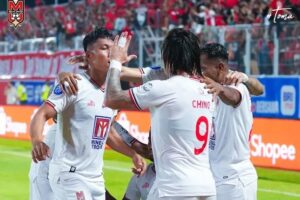 Skuad Malut United merayakan gol Wahyu Prasetyo ke gawang Persib Bandung, Jumat (2/5/2025) (c) Dok. Malut United
