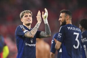 Alejandro Garnacho bertepuk tangan ke arah fans usai laga Athletic Bilbao vs Manchester United di leg pertama semifinal Liga Europa 2024/2025, Jumat (2/5/2025) dini hari WIB. (c) AP Photo/Miguel Oses