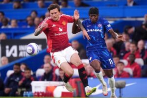 Duel Noni Madueke dan Victor Lindelof dalam laga Premier League antara Chelsea vs Manchester United, Sabtu (17/5/2025). (c) PA via AP Photo/Bradley Collyer
