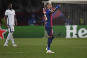 Raphinha bereaksi dalam laga Barcelona vs Inter Milan di leg pertama semifinal Liga Champions 2024/2025, Kamis (1/5/2025) dini hari WIB. (c) AP Photo/Emilio Morenatti