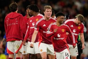Selebrasi Rasmus Hojlund dan Amad Diallo dalam laga semifinal Liga Europa antara Manchester United vs Athletic Bilbao, Jumat (9/5/2025). (c) AP Photo/Dave Thompson