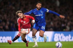 Duel Reece James dan Alejandro Garnacho dalam laga Premier League antara Chelsea vs Manchester United, Sabtu (17/5/2025). (c) PA via AP Photo/Bradley Collyer