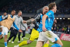 Selebrasi Scott McTominay dalam laga Serie A antara Napoli vs Cagliari, Sabtu (24/5/2025). (c) AP Photo/Gregorio Borgia