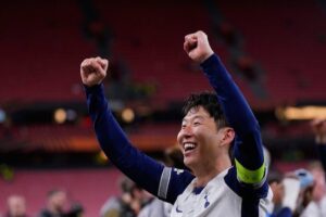 Son Heung-min usai membawa Tottenham juara Liga Europa 2024/2025. (c) AP Photo/Manu Fernandez