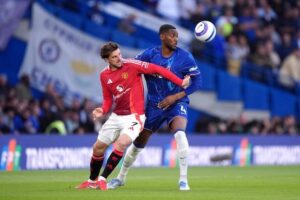 Duel Tosin Adarabioyo dan Mason Mount dalam laga Premier League antara Chelsea vs Manchester United, Sabtu (17/5/2025). (c) PA via AP Photo/Bradley Collyer
