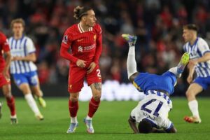 Aksi Pemain Liverpool Kostas Tsimikas (tengah) dalam laga Premier League kontra Brighton, Selasa (20/5/2025). (c) AP Photo/Ian Walton