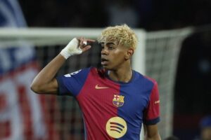 Lamine Yamal merayakan gol dalam laga Barcelona vs Inter Milan di leg pertama semifinal Liga Champions 2024/2025, Kamis (1/5/2025) dini hari WIB. (c) AP Photo/Joan Monfort