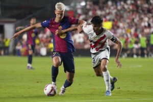 La Liga 2024/2025: Oscar Valentin vs Dani Olmo (kiri) dalam laga Rayo Vallecano vs Barcelona di pekan ke-3 (c) AP Photo/Manu Fernandez