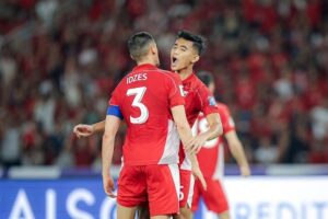 Selebrasi Jay Idzes dan Rizky Ridho dalam laga Timnas Indonesia vs Bahrain, Selasa (25/3/2025). (c) Bola.net/Bagaskara Lazuardi